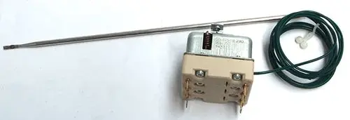 Daikin Thermostat mit einem langen Sensorstab und elektrischen Anschlüssen, montiert auf einer weißen Basis, für die Regelung von Heizungsanlagen.
